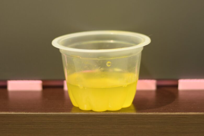 グリーンFゴールド顆粒の薬をカルキ抜きの水に溶かして濃縮液を作った